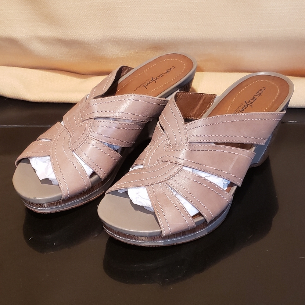 Natural Soul Womens Lynette Sidewalk Toupe Slide Mule Sandles